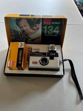 Vintage Kodak Instamatic 134 Camera in Box w/new unused film cartridge